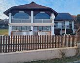 ELADÓ BALATONALMÁDIBAN PANORÁMÁS, MEDENCÉS APARTMANHÁZ