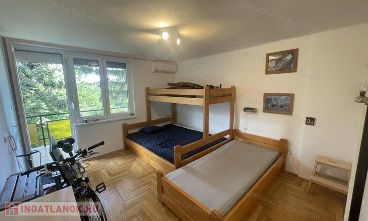 Strandközeli üdülő apartman eladó Alsóörsön