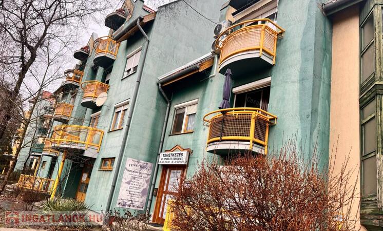 IRODA / SZALON / RENDELŐ felszíni parkolóval