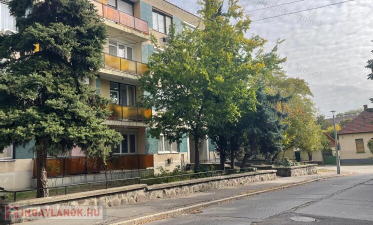 Eladó szolnokon a Meder utcában egy 77 m2-es 2+1 szobás lakás.
