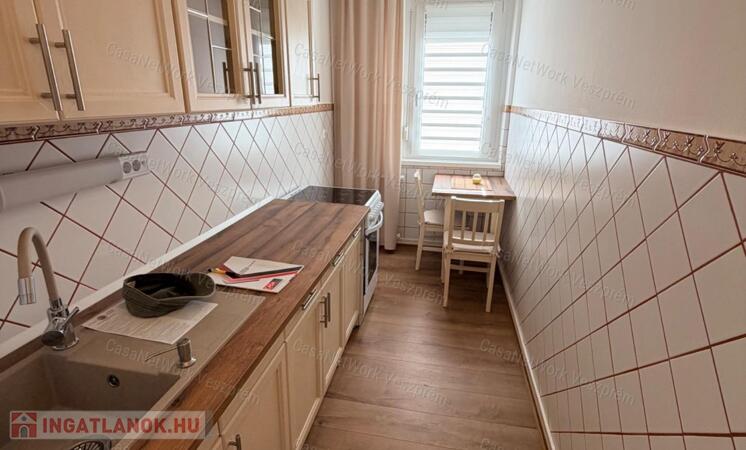 KÖLTÖZZÖN BE, ÉS FELEJTSE EL A FELÚJÍTÁS RÉMÁLMÁT!-PRÉMIUM LAKÁS A TÉSI-DOMBON VÁRPALOTÁN