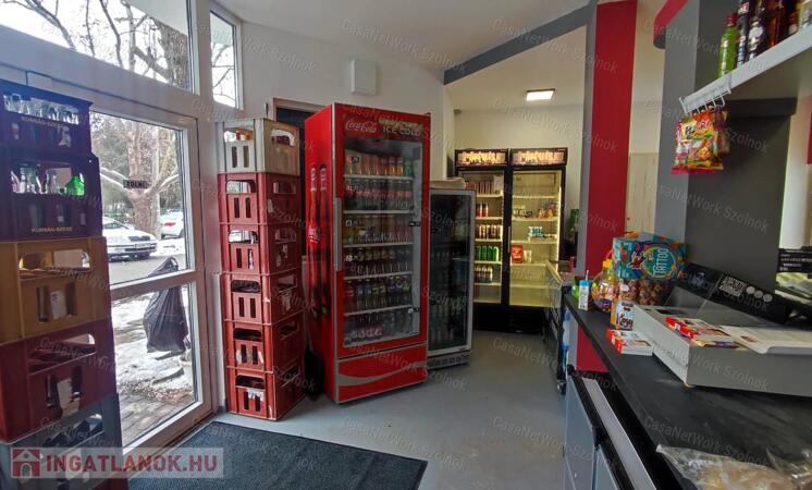 Eladó felújított üzlethelyiség Szolnokon, a Tallinn városrészben