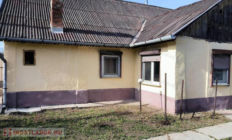 Eladó Tiszaföldvár központjában egy 83 m2-es 2 szobás családi ház.