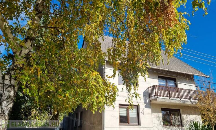 Eladó kertkapcsolatos első emeleti lakás Alsóörsön                                 