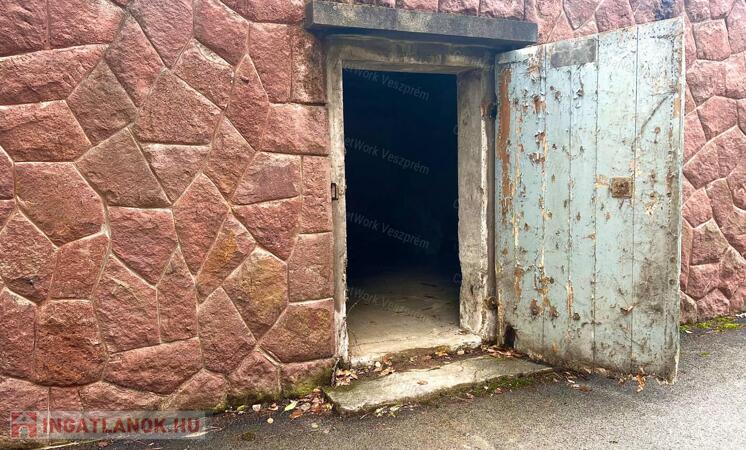 Eladó műhely/tároló Balatonfűzfőn.