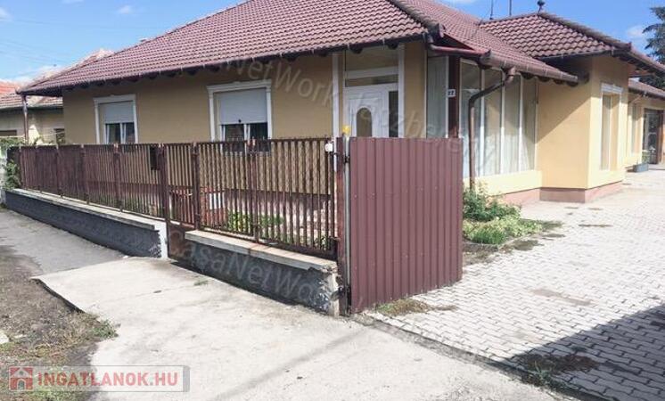 Hevesen eladó felújított, 225 m2-es családi ház!