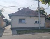 Cegléden, tégla építésű családi ház, szerelőcsarnokkal ELADÓ!