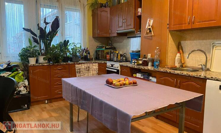 Szolnokon  a Malom utcában felújított 3 szobás lakás eladó!