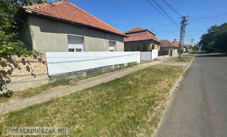 Jászfényszarun 268 nm-es telken, 63 nm-es, 2 szobás családi ház eladó                                 