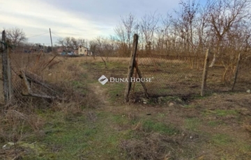 Eladó telek/földterület