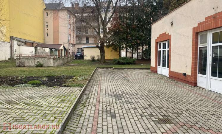 Szolnokon a Tófenék úton üzlethelyiség kiadó!