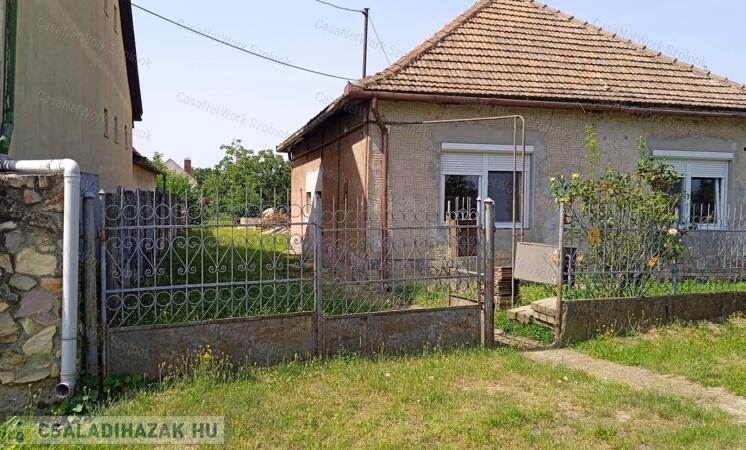 Eladó Szajolban felújítás alatt lévő családi ház.                                 
