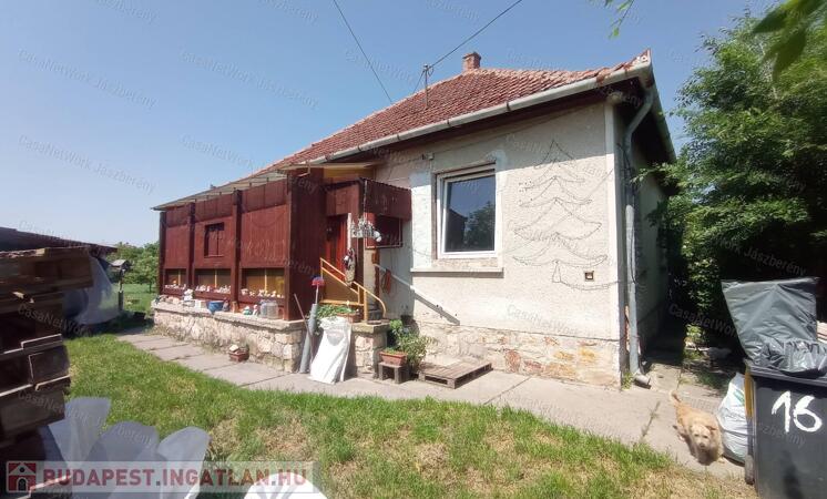 Újszászon eladó egy 104 nm-es 2 szobás részben felújított családi ház                                 