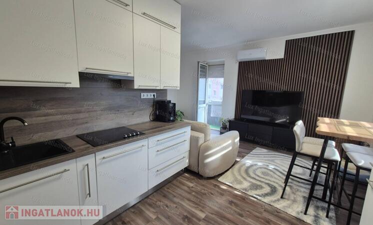 IGÉNYESEN FELÚJÍTOTT, AZONNAL KÖLTÖZHETŐ OTTHON OROSZLÁNYON