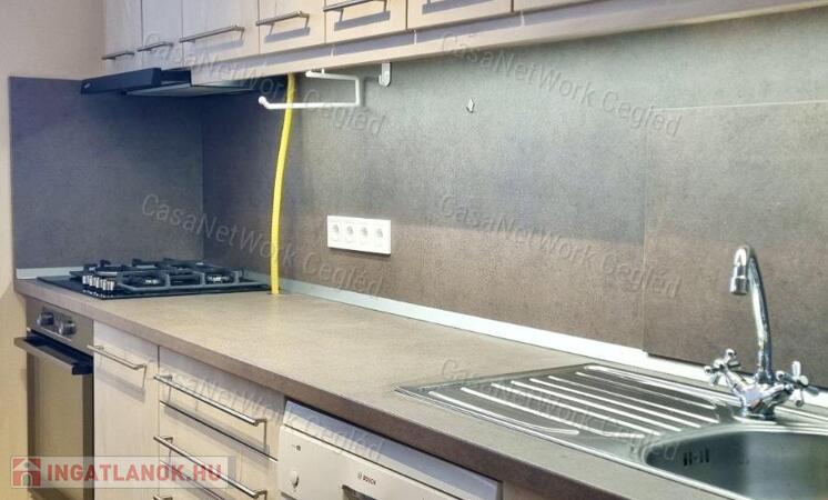 Cegléden felújított, 2. emeleti téglalakás eladó!