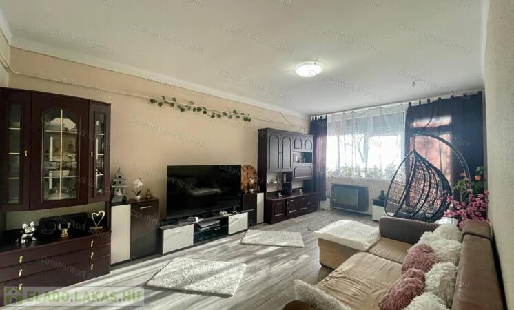 Eladó Szolnokon a Mátyás K úton egy 67 m2-es 3 szobás felújított lakás                                 