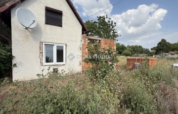 Eladó telek/földterület