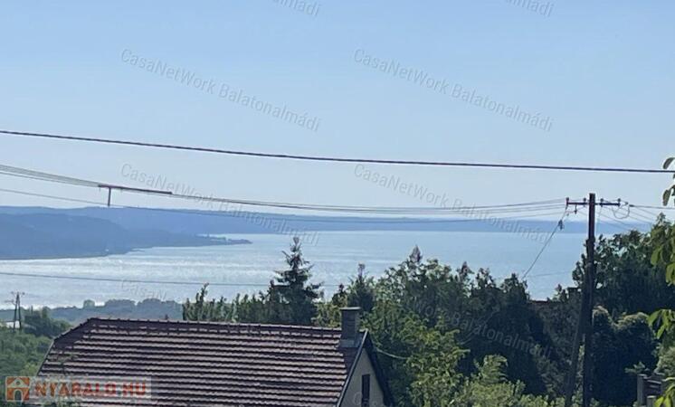 Balatoni panorámás nyaraló eladó Balatonalmádiban                                 