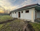 Eladó szerkezetkész ház hatalmas telekkel a Bakonyban