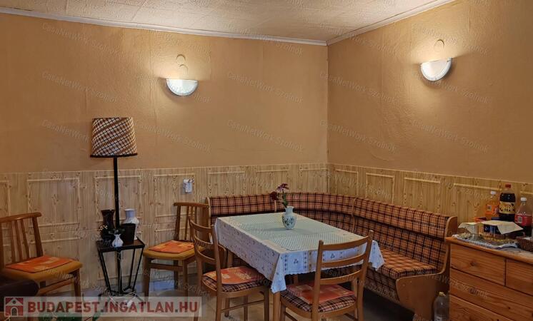 Szolnokon háromszobás családi ház eladó!                                 