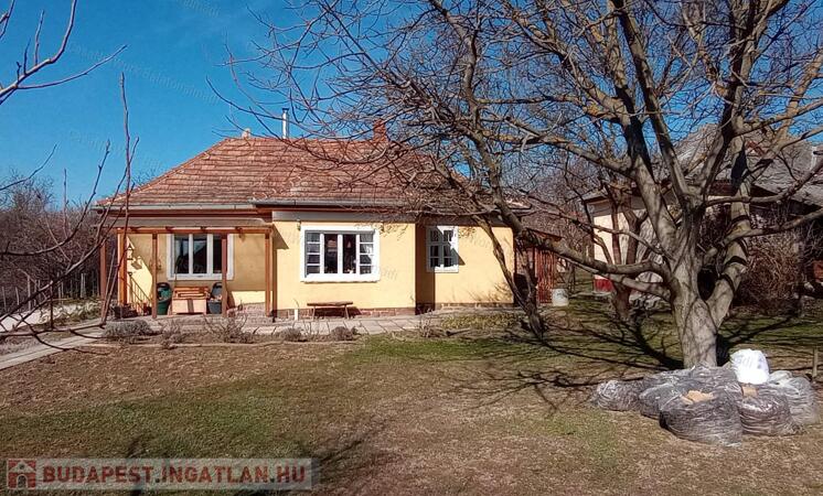 Balatonkenesén 1184 m2 telken 2 szobás családi ház csendes, de központ közeli elhelyezkedéssel eladó.                                 