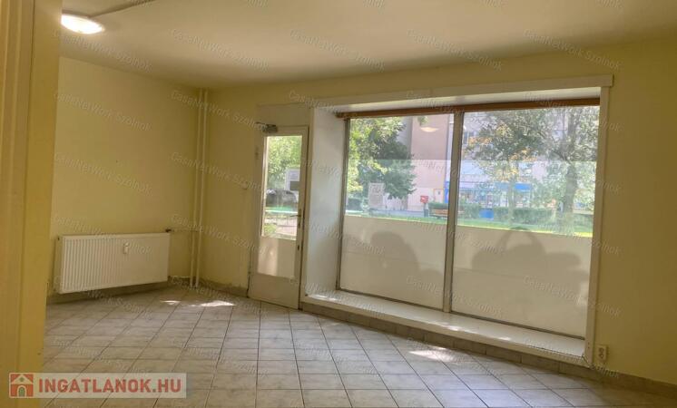 Szolnokon az Ady E. út 18-ban földszinti üzlethelyiség kiadó