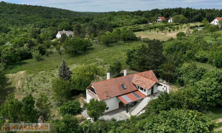 Hagyományok és komfort harmonikus ötvözete a vászolyi Öreg-hegyen                                 