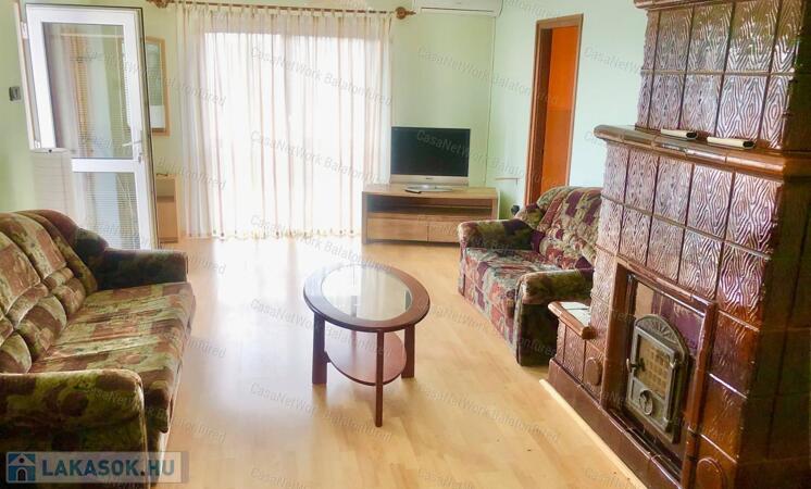 Balatonalmádiban téglaépítésű nyaraló lakás ELADÓ                                 