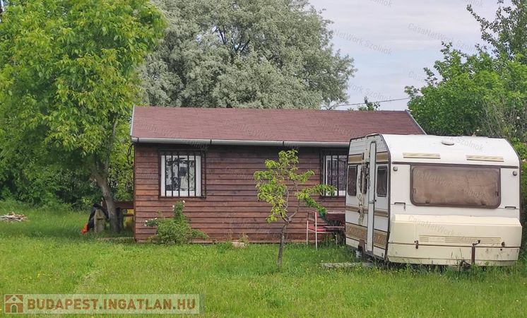 Tószegi 800 nm-es, új építésű, zárt kerti, 27 nm-es nyaraló                                 