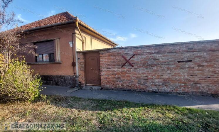 Eladó CSALÁDI HÁZ CEGLÉDEN                                 