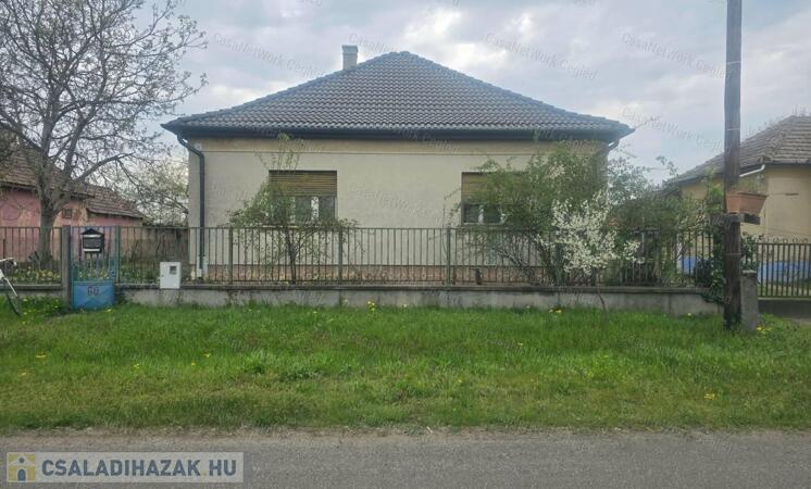 Eladó felújítandó családi ház                                 