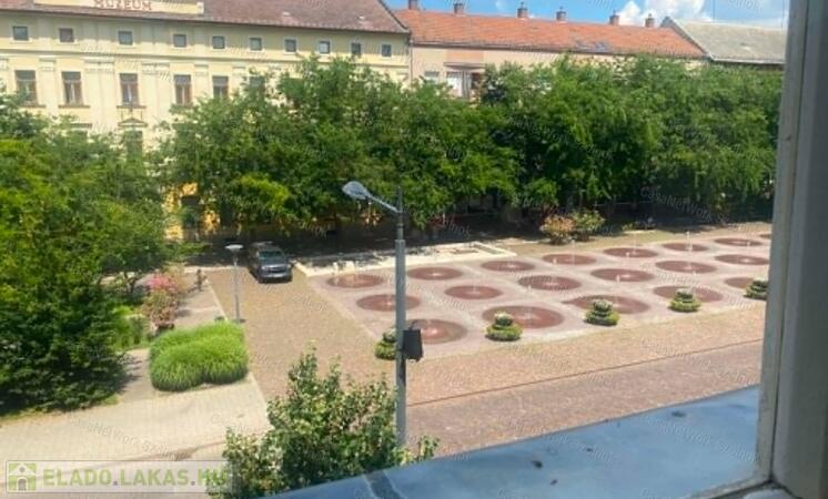 Szolnokon a Kossuth téren 1 szobás lakás eladó!                                 