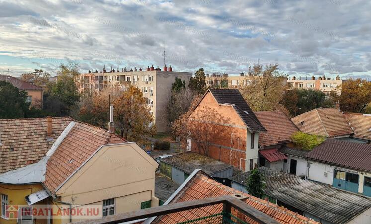 Szolnokon belvárosi garzon eladó - erkélyes, csendes remek befektetés!