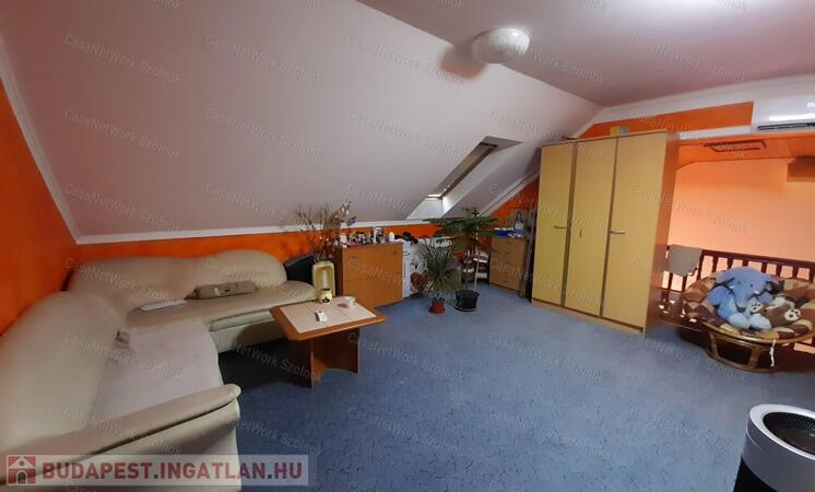 Két generációs családi ház eladó Szolnokon!                                 