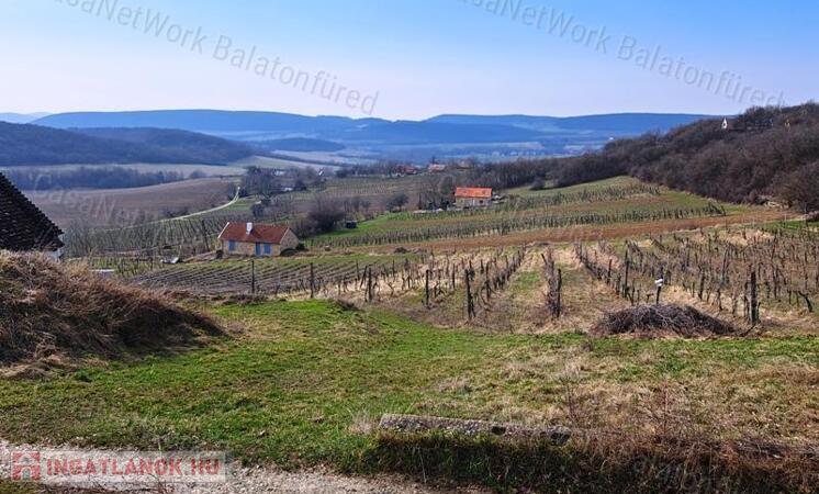 TÁJPANORÁMÁS, ÉPÍTHETŐ ZÁRTKERT BALATONCSICSÓN