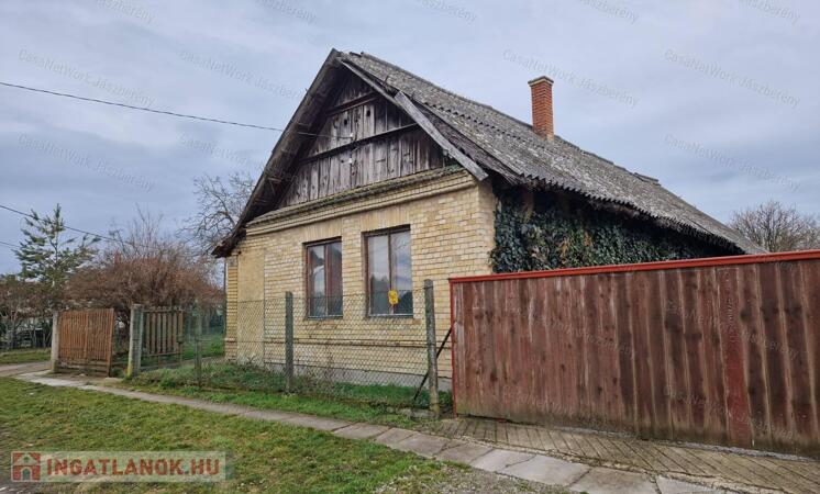 Jászdózsán erősen felújítandó 54 nm-es, 2 szobás családi ház eladó!