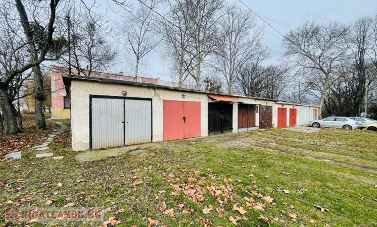 Eladó 20 m2-es szélső garázs Tatabánya-Kertváros lakóövezetében!