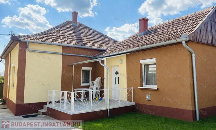 Felújított családi ház eladó Újszászon!                                 