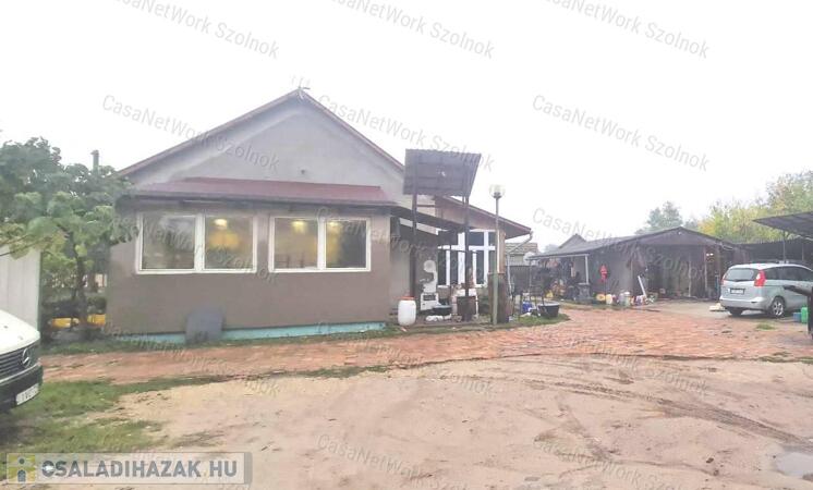 Tiszaföldváron felújított családi ház eladó !                                 