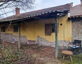 Két utcára nyíló telek két épülettel eladó Cegléden!