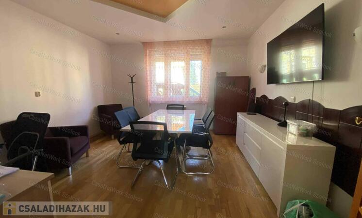 Szolnokon 2 szobás családi ház eladó!                                 