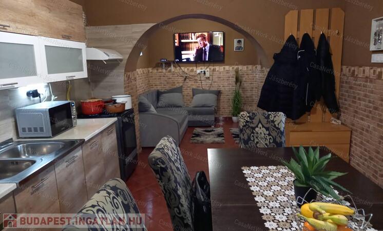 Jászladányon eladó egy 100 nm-es 4+1 szobás családi ház                                 