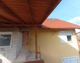 Szomód csendes zsákutcájában felújított és bővített családi ház eladó