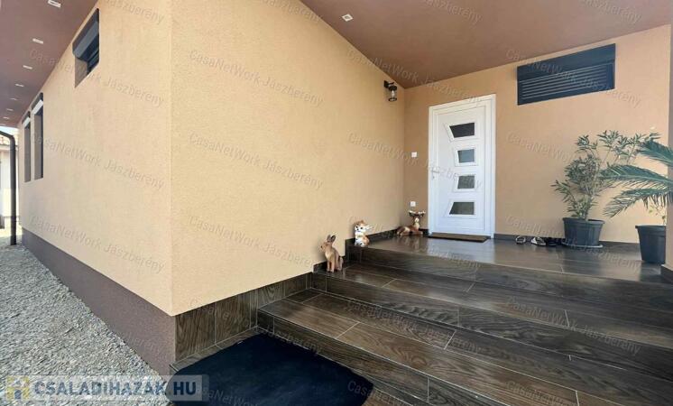 Jászberényben, a Szatmári Lakóparkban eladó egy 120 nm-es családi ház!                                 