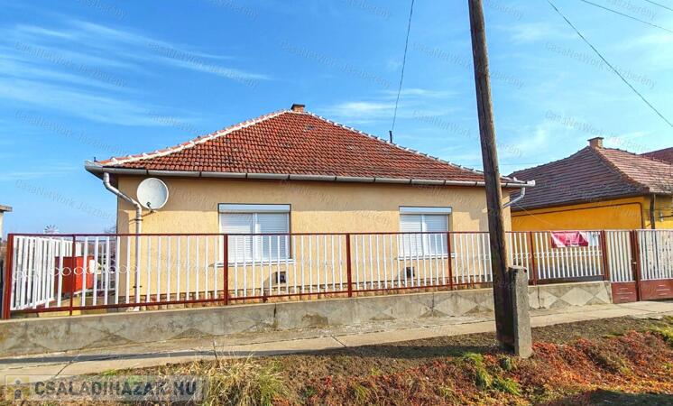 Eladó kedvező elosztású családi ház különálló üres telekkel                                 