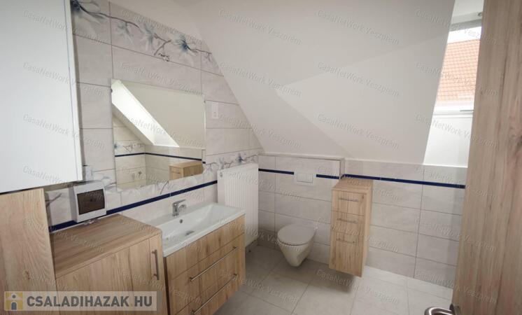 Veszprémben ELADÓ egy 117 nm újszerű családi ház!                                 