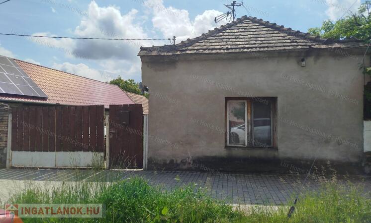 Eladó Környe központjában egy 2852 nm-es, összközműves építési telek