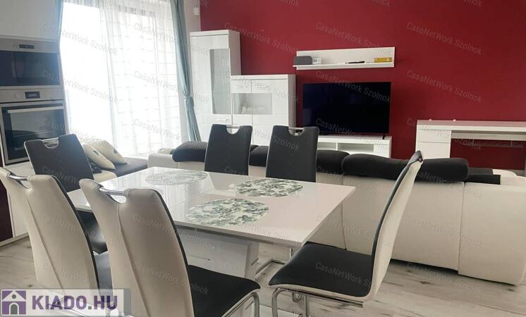 Szolnokon a Magyar utcában 2 szobás lakás kiadó                                 