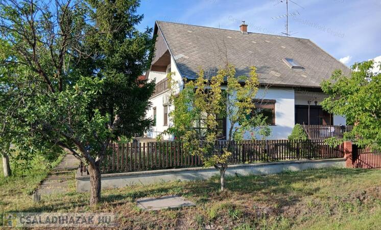 Eladó Cegléden az Úri negyedben 120 m2 Tégla Családi Ház.                                 
