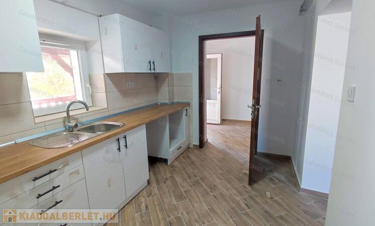 Kiadó 3 szobás családi házrész Cserkeszőlőn                                 